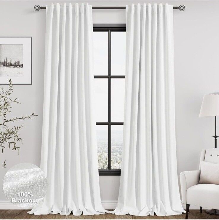 Cortinas blancas 100% blackout instaladas en ventanal de sala
