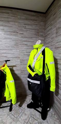 Chaqueta reflectiva amarilla con bolso negro en maniquí