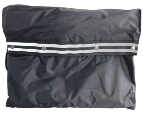 Cobertor impermeable negro doblado con cinta reflectiva