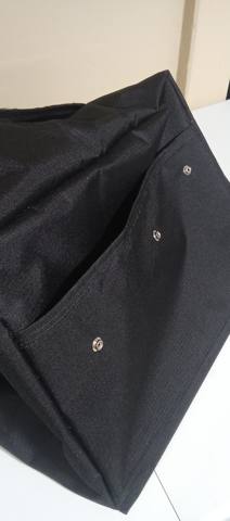 Detalle de cobertor negro con broches