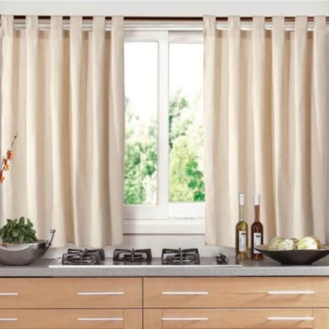 Cortinas beige en ventana de cocina